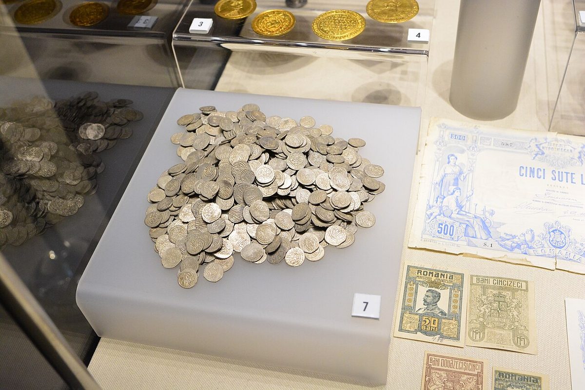 Romanya Ulusal Tarih Müzesi'nde sergilenen bir akçe definesi
