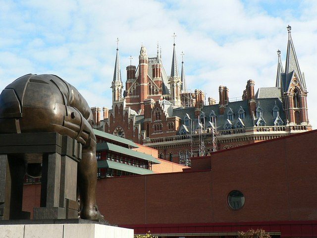 British Library avlusundaki Newton heykeli