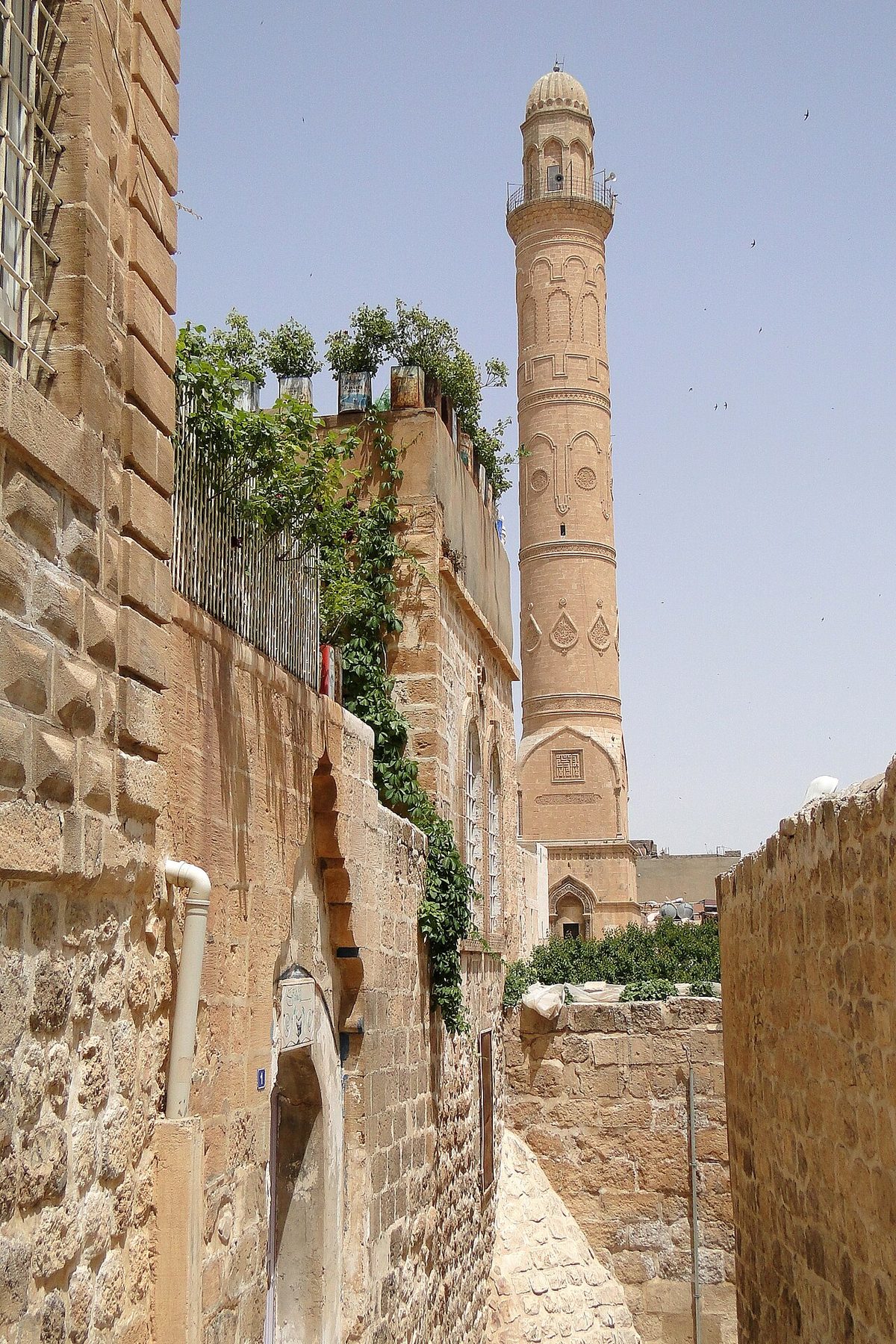 Mardin'in eski şehrinde Şehidiye Camii'nin bulunduğu bir sokak