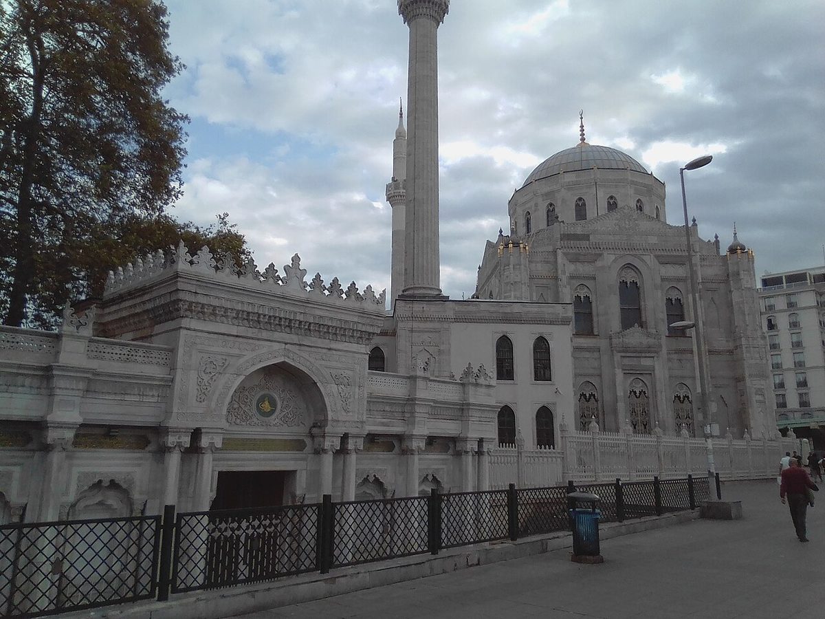 Aksaray'daki Pertevniyal Valide Sultan Camii