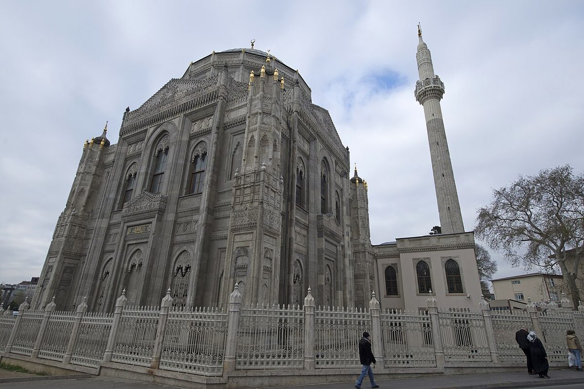 Pertevniyal Valide Sultan Camii'nin cephe ayrıntıları