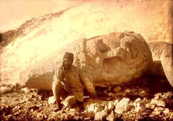Osman Hamdi Bey'in 1883'te Nemrut Dağı kazısındaki fotoğrafı