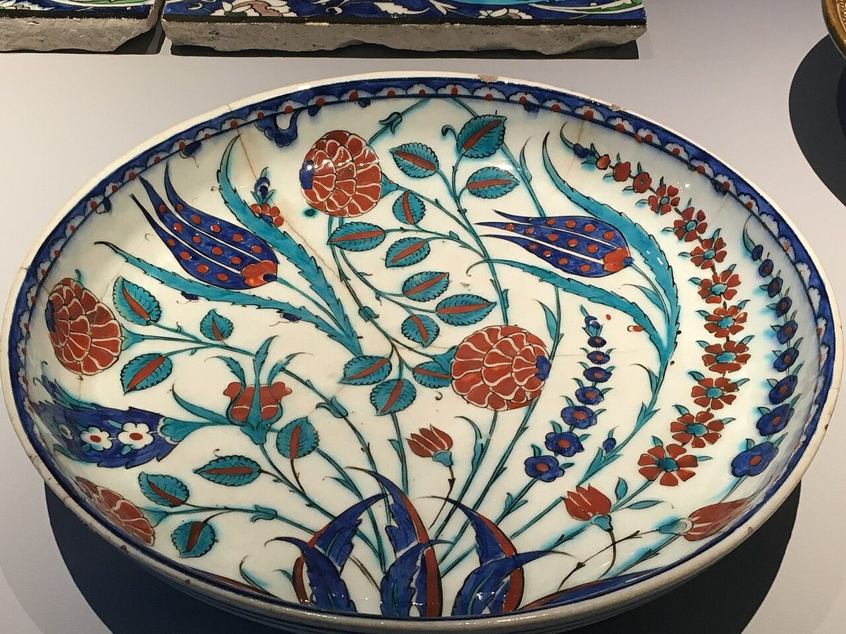 Rüzgârda salınan lalelerle süslü 1570 tarihli İznik tabağı