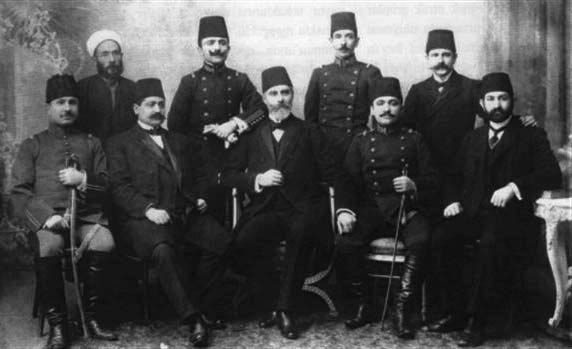 1908'de İkinci Meşrutiyet'in ilanı sırasında toplanan kalabalık