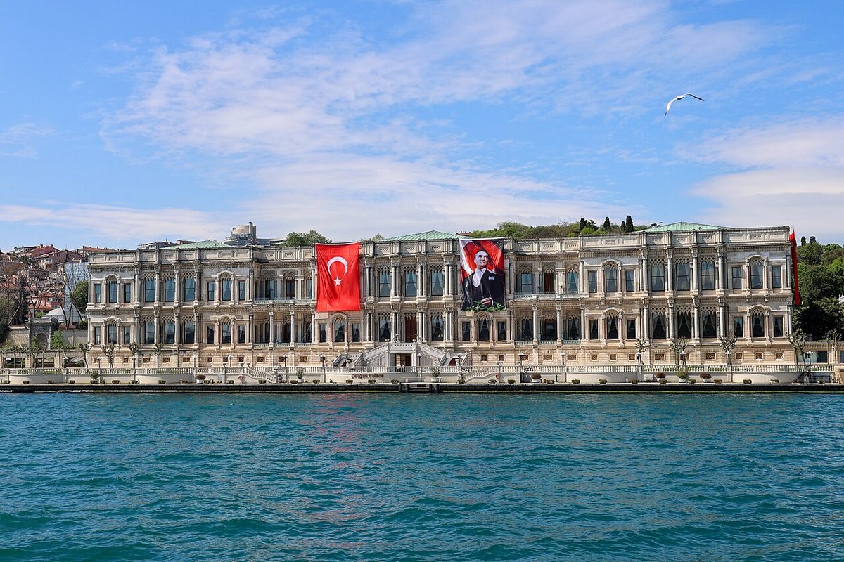Çırağan Sarayı'nın Boğaz'dan bugünkü görünümü