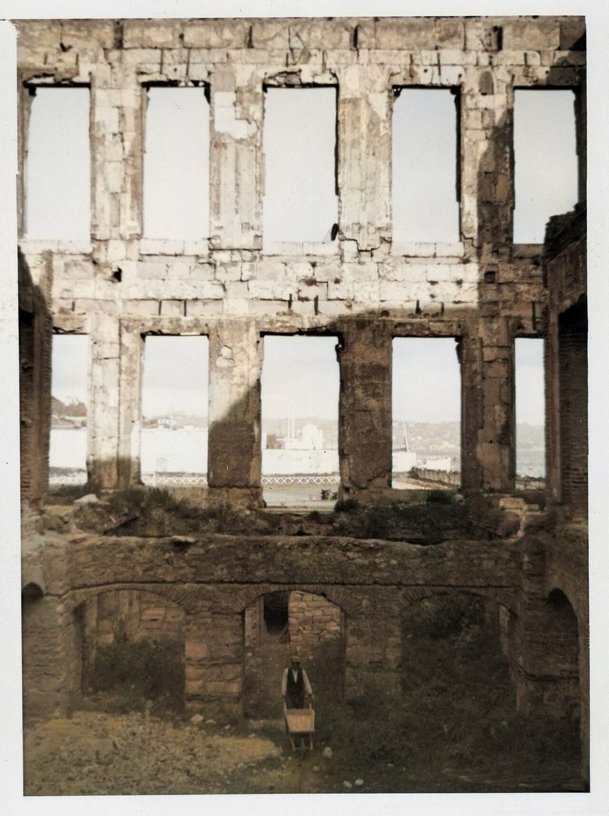 Çırağan Sarayı'nın renklendirilmiş eski bir fotoğrafı