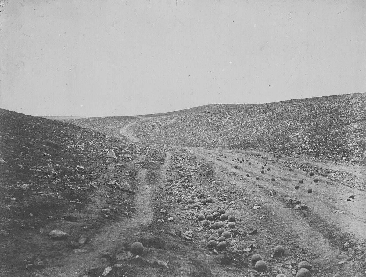 Roger Fenton'ın Kırım'da çektiği, top güllelerinin saçıldığı yolu gösteren fotoğraf