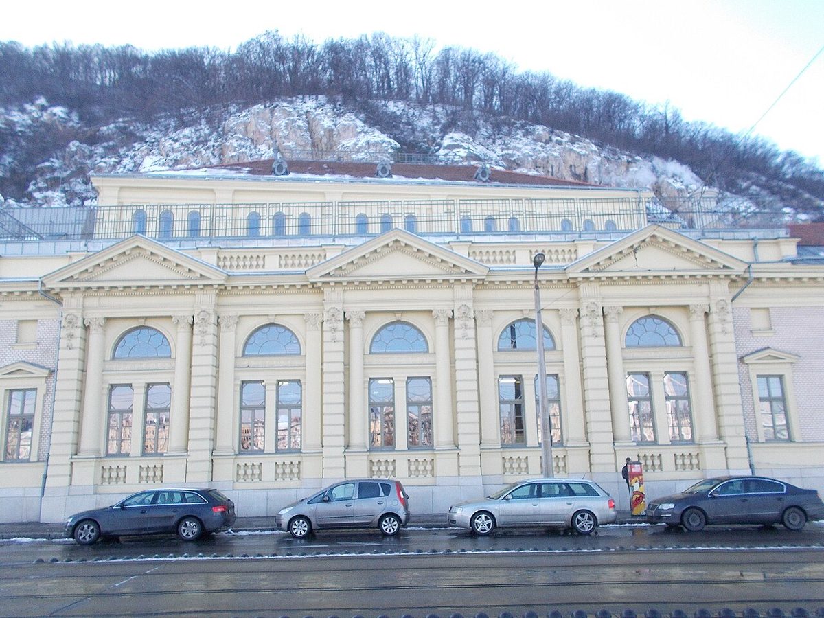 Budapeşte'deki Rudas Hamamı ve arkasındaki Gellért Tepesi