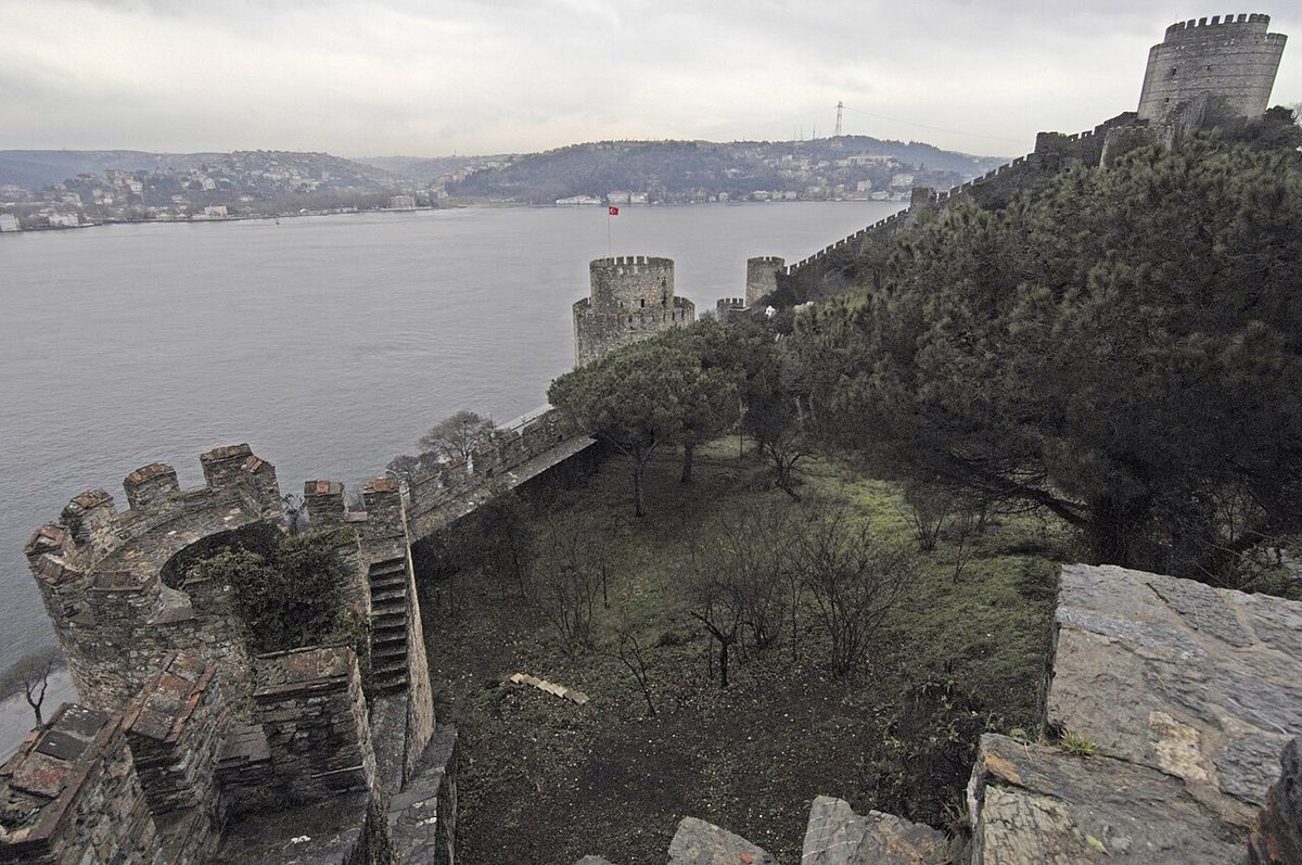 Rumeli Hisarı'nın surlarından bir görünüm