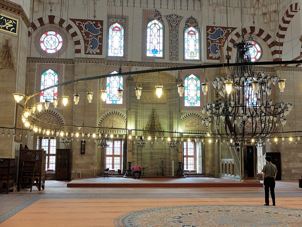 Şehzade Camii'nin mihraba bakan iç mekânı