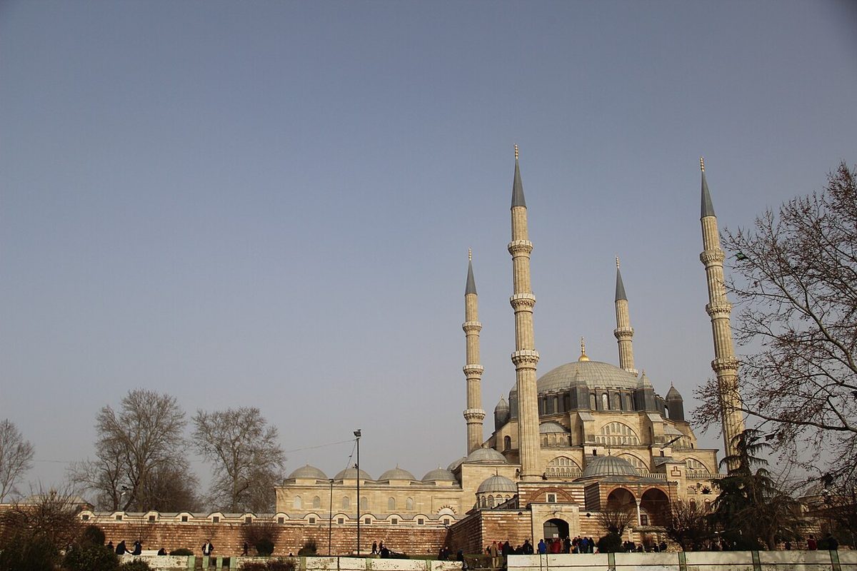 Edirne Selimiye Camii'nin dört minaresi ve ana kubbesi