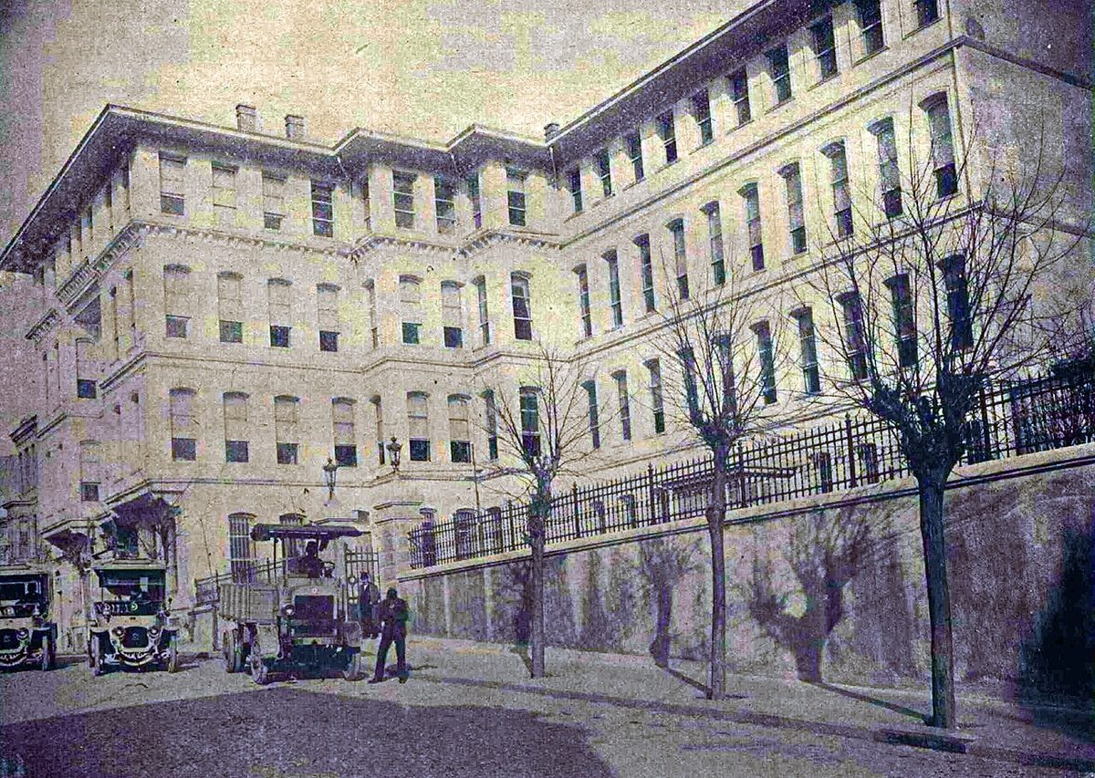 Servet-i Fünun dergisinin 1918 sayısında İstanbul Şehremaneti binası