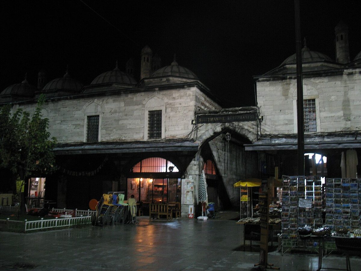 Süleymaniye Kütüphanesi'nin giriş tabelası