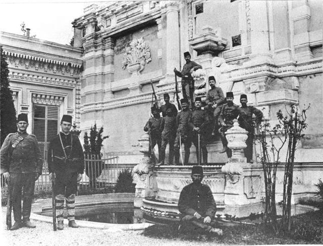 1909'da Hareket Ordusu askerleri Yıldız Sarayı'nda