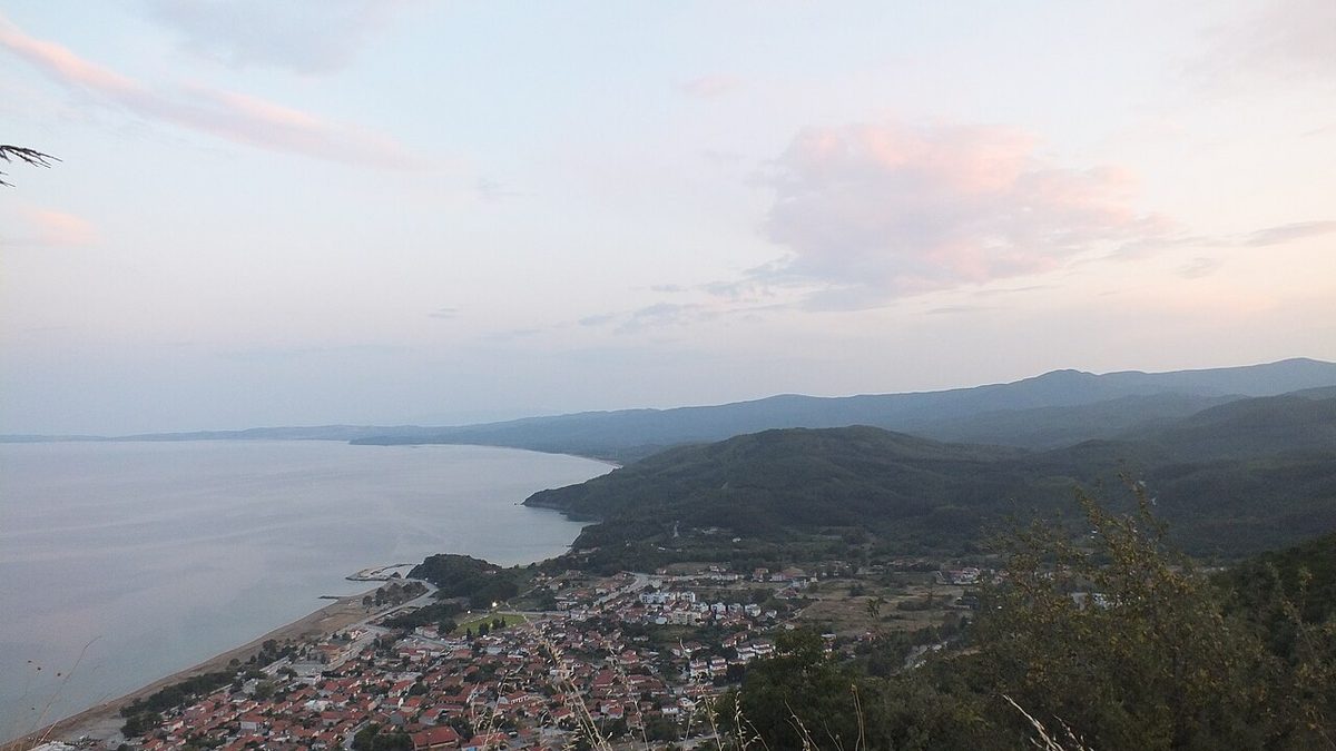 Halkidiki'deki Stratoni kıyısı ve maden tesisleri