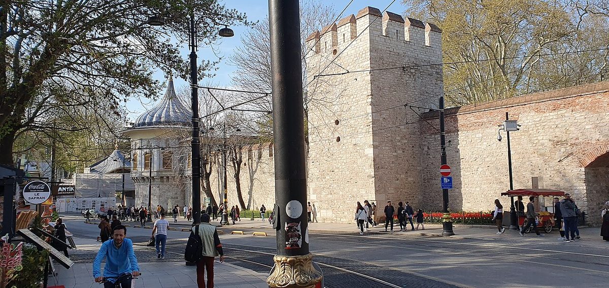 Bab-ı Ali'nin bugünkü kapısı ve saçağı