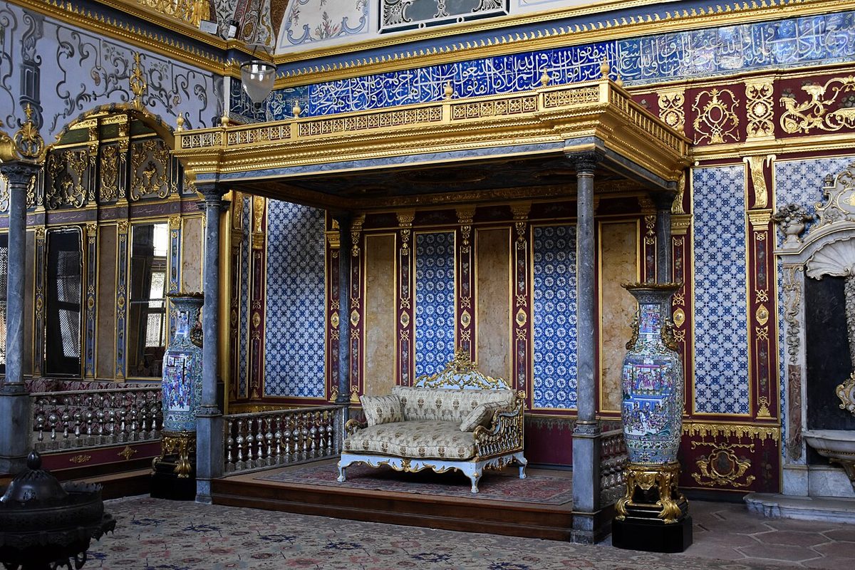 Topkapı Sarayı Harem'indeki Hünkâr Sofası'nda padişah tahtı