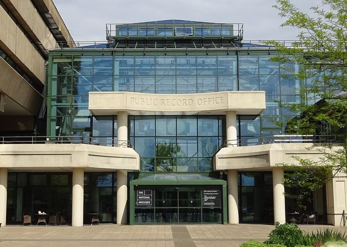 Kew'deki The National Archives binasının dış görünümü