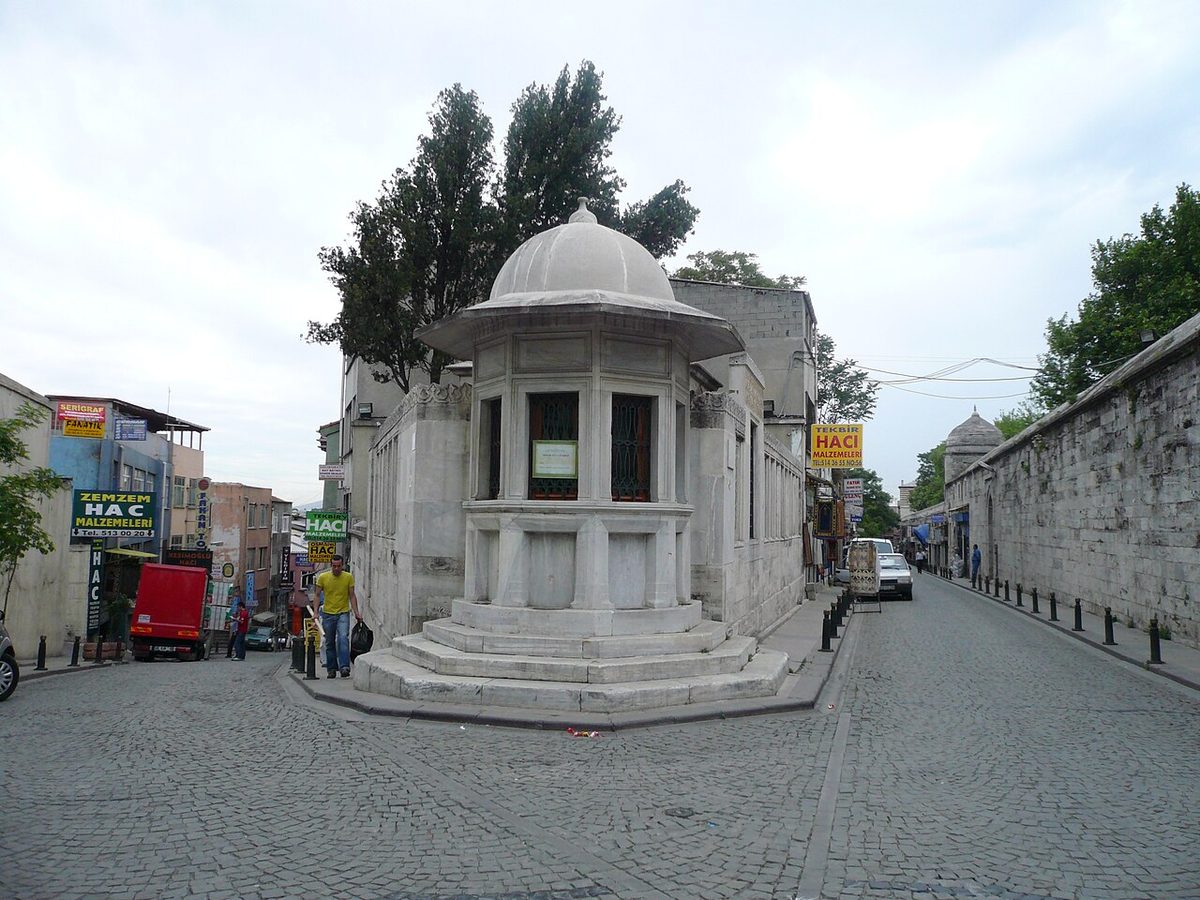 Süleymaniye Külliyesi'nin köşesindeki Mimar Sinan türbesi