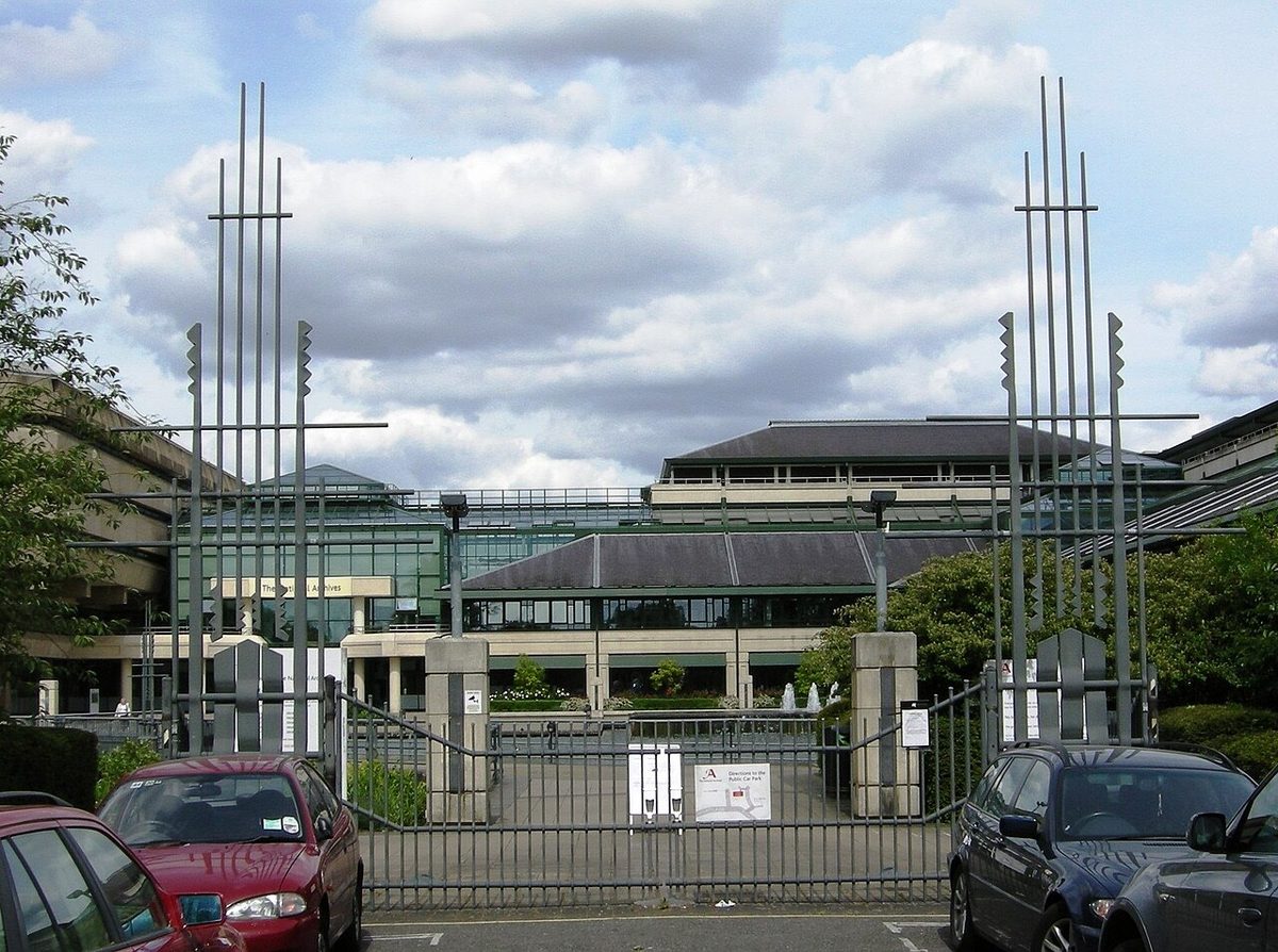 Londra Kew'deki The National Archives binasının giriş kapısı