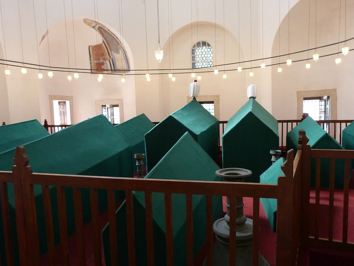 Ayasofya avlusundaki, I. Mustafa ile Sultan İbrahim'in yattığı türbe
