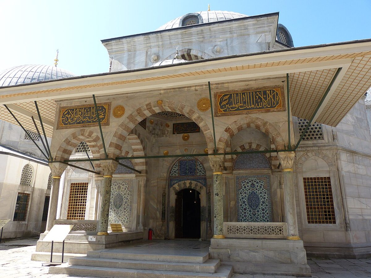 Ayasofya avlusundaki II. Selim Türbesi