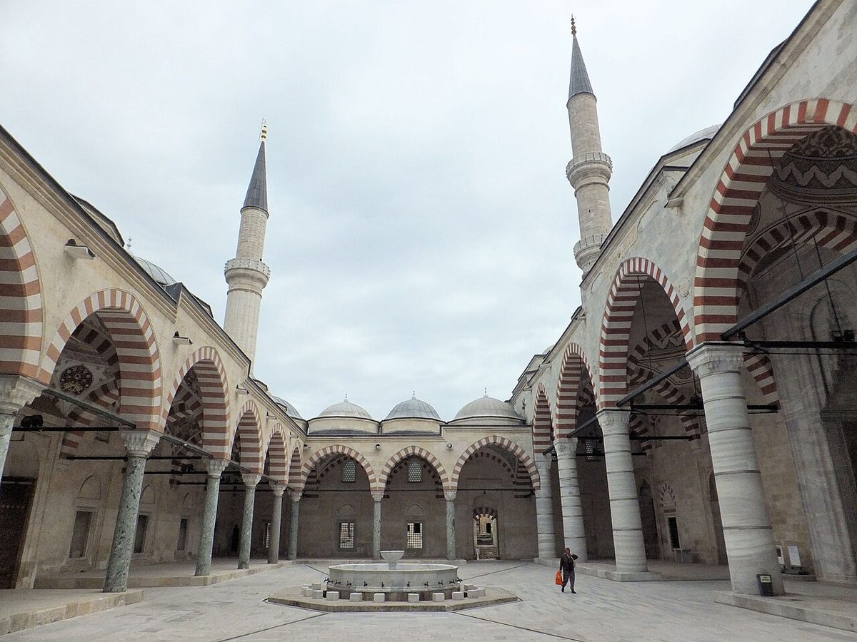 Üç Şerefeli Camii'nin avlusu