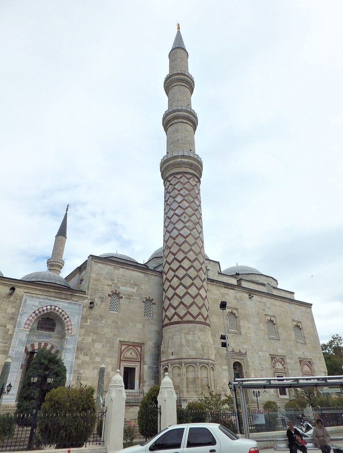 Camiye adını veren üç şerefeli minare