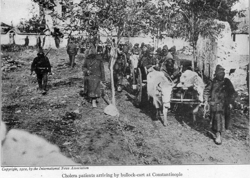 1913'te yayımlanan bir kitapta kolera hastalarının getirilişini gösteren fotoğraf