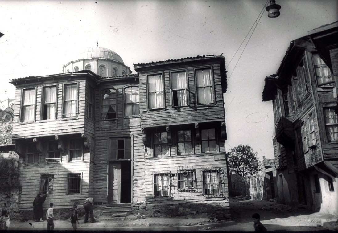 İstanbul Zeyrek'te eski ahşap evlerin bulunduğu bir mahalle sokağı