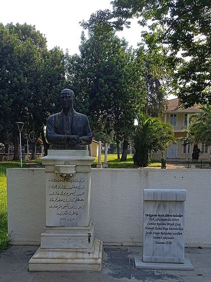 Bornova Sarı Köşk Atatürk Büstü